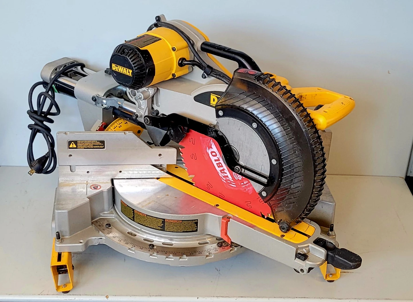 Dewalt 12' Double Bevel Sliding Miter Saw (27650096) - photo 2