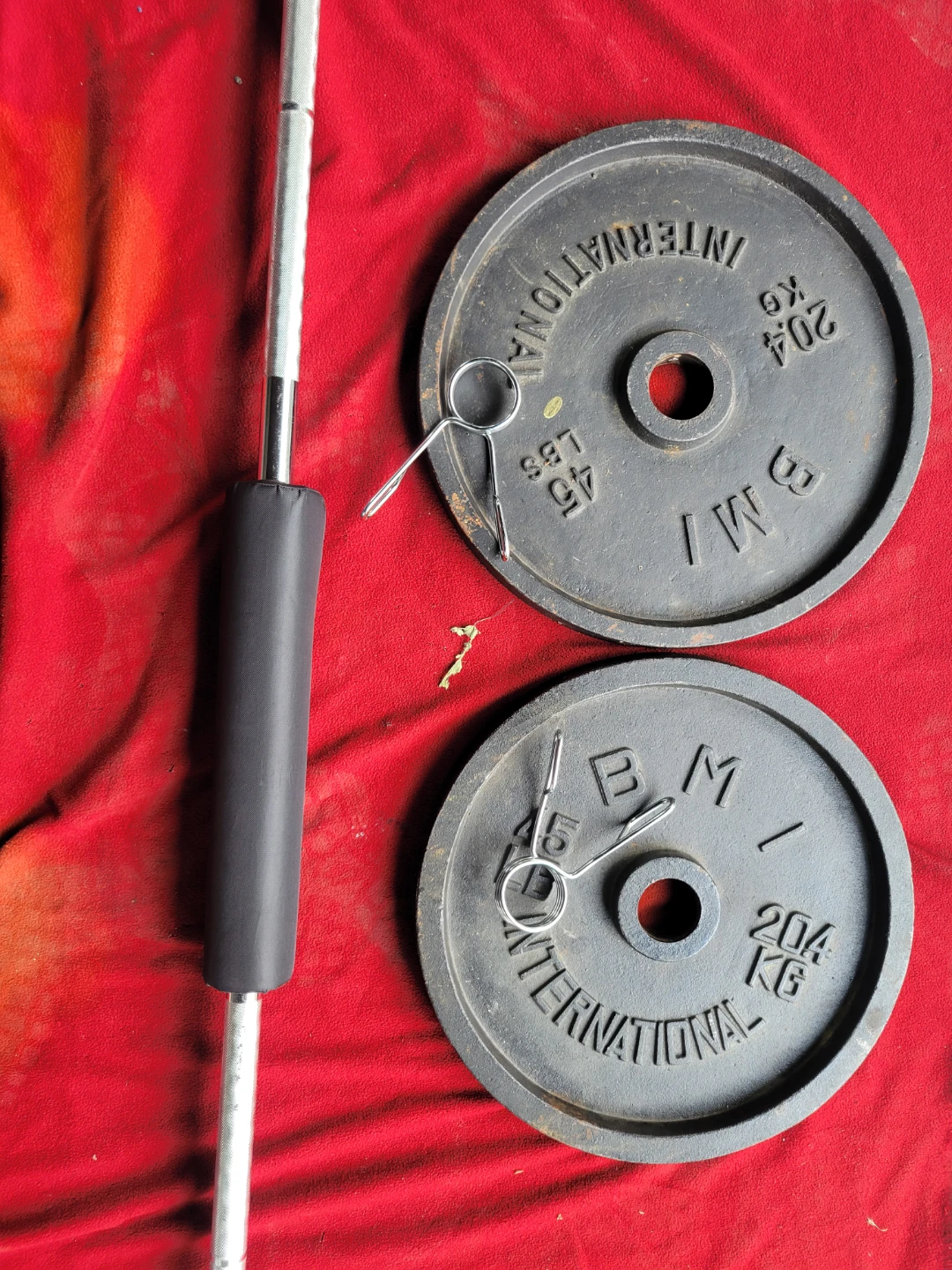 OLYMPIC 7' BAR.   90LBs  2-45s. IN GOOD CONDITION