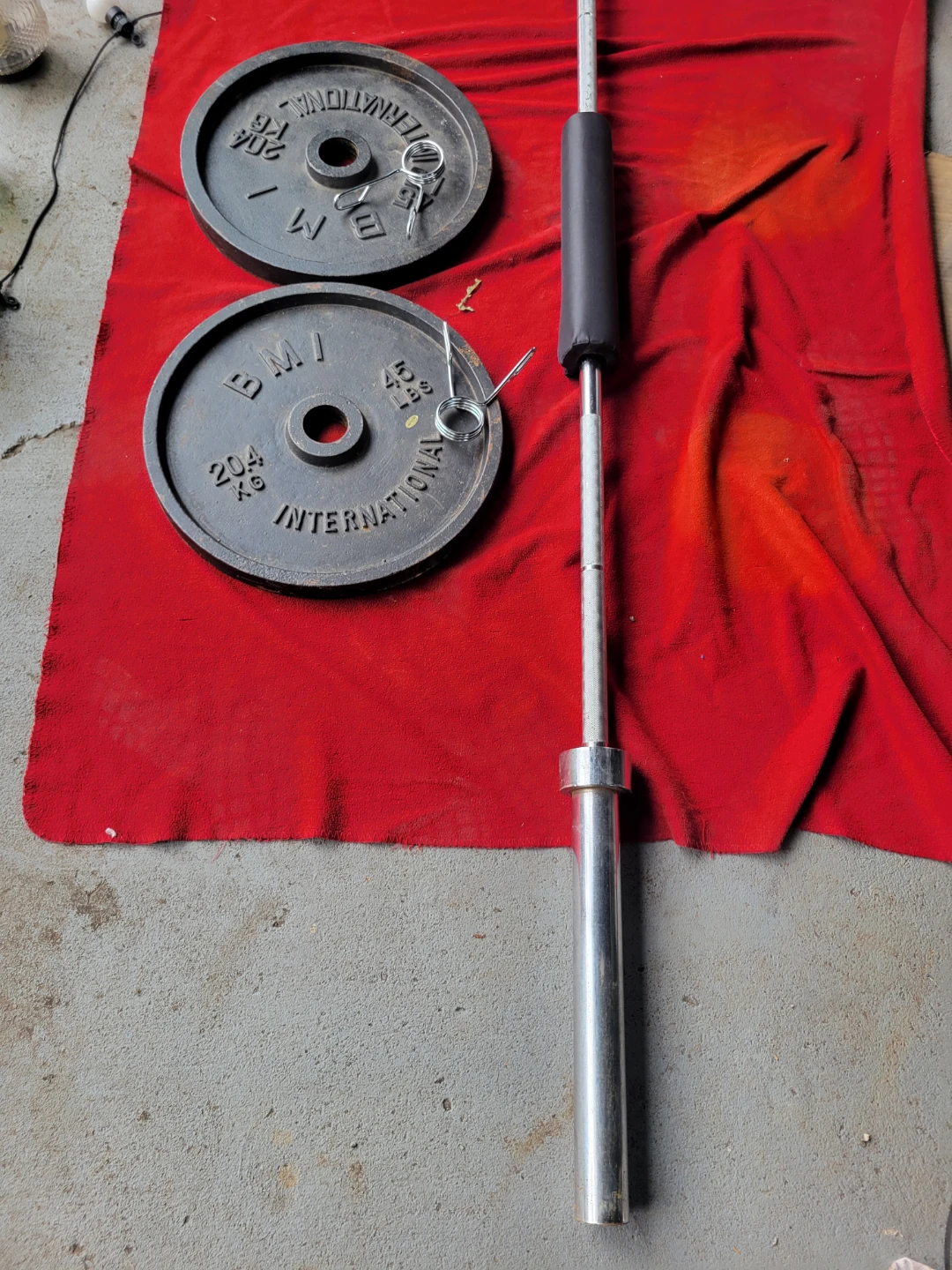 OLYMPIC 7' BAR.   90LBs  2-45s. IN GOOD CONDITION - photo 2