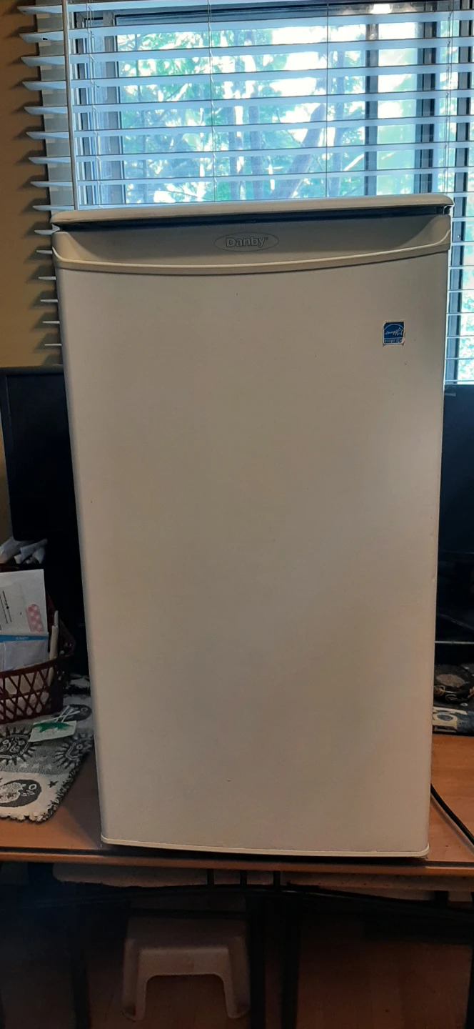 Danby White Compact Mini Fridge READ DESCRIPTION ON SIZE