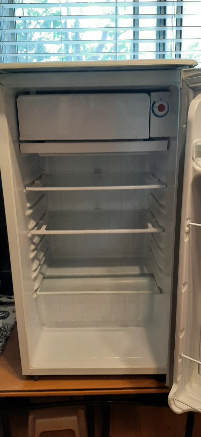 Danby White Compact Mini Fridge READ DESCRIPTION ON SIZE - photo 2