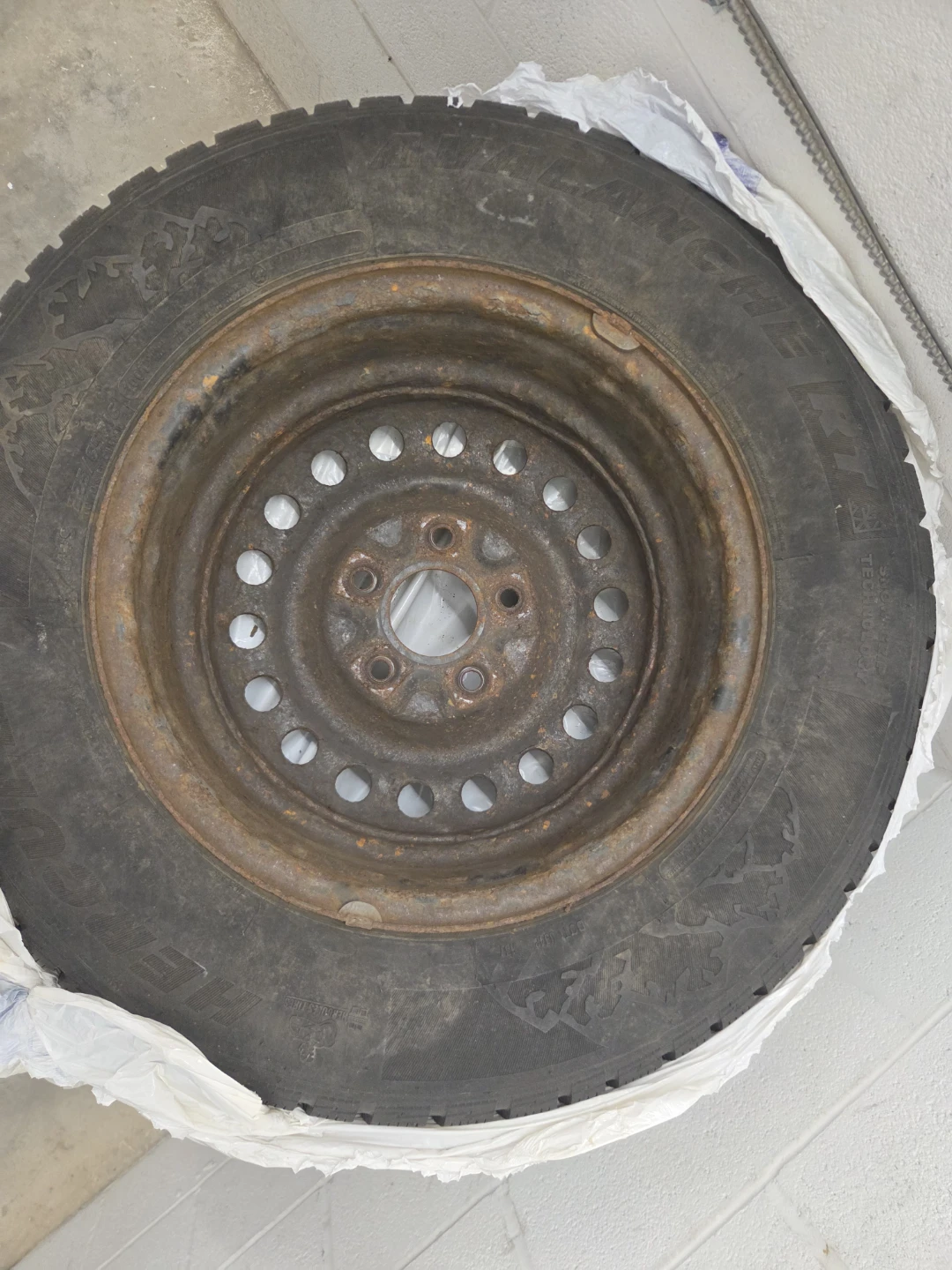 215/65R16 Hercules Winter Tires  (4)