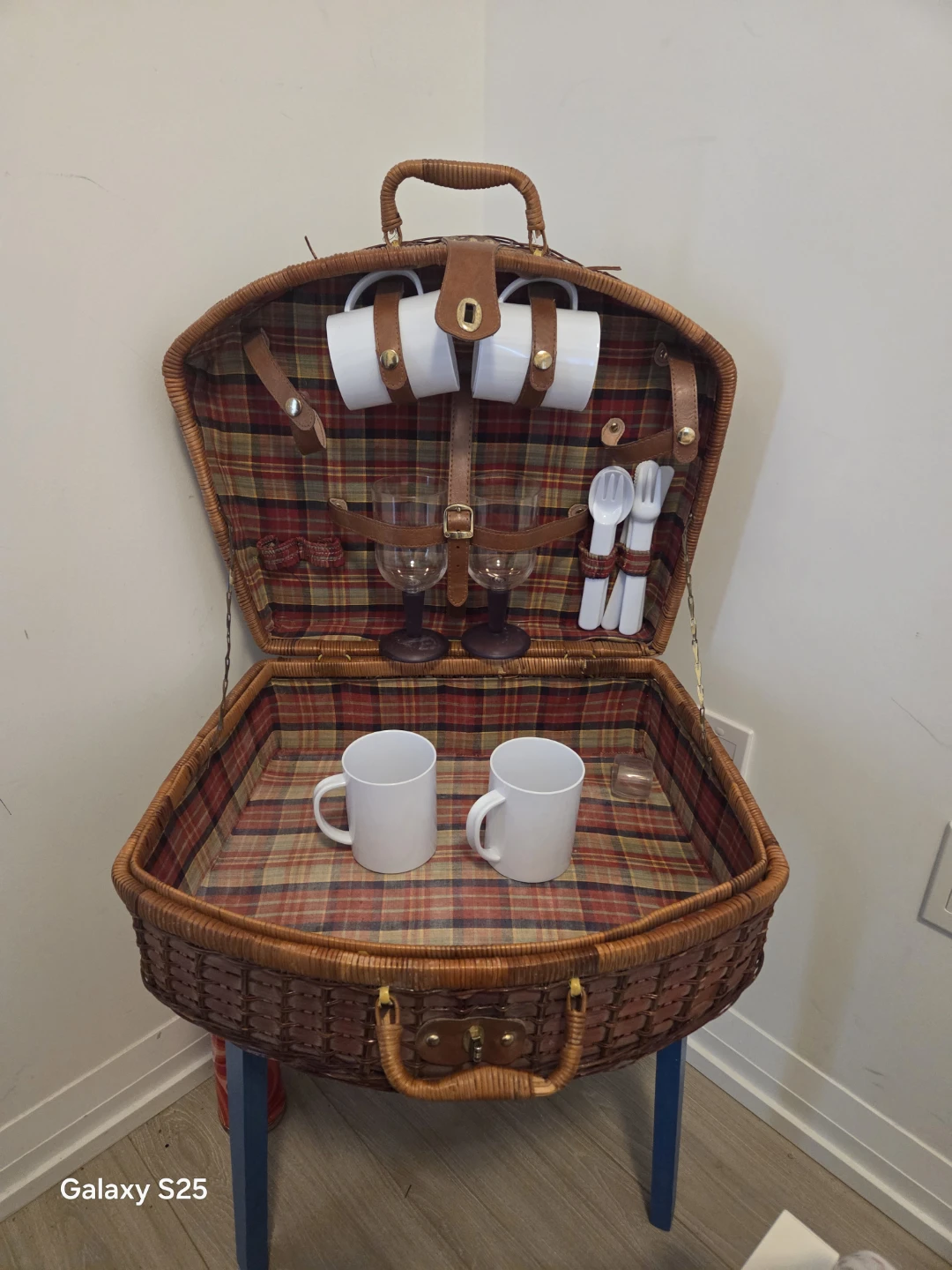 Wicker Picnic Basket with Mugs and Cutlery - photo 3