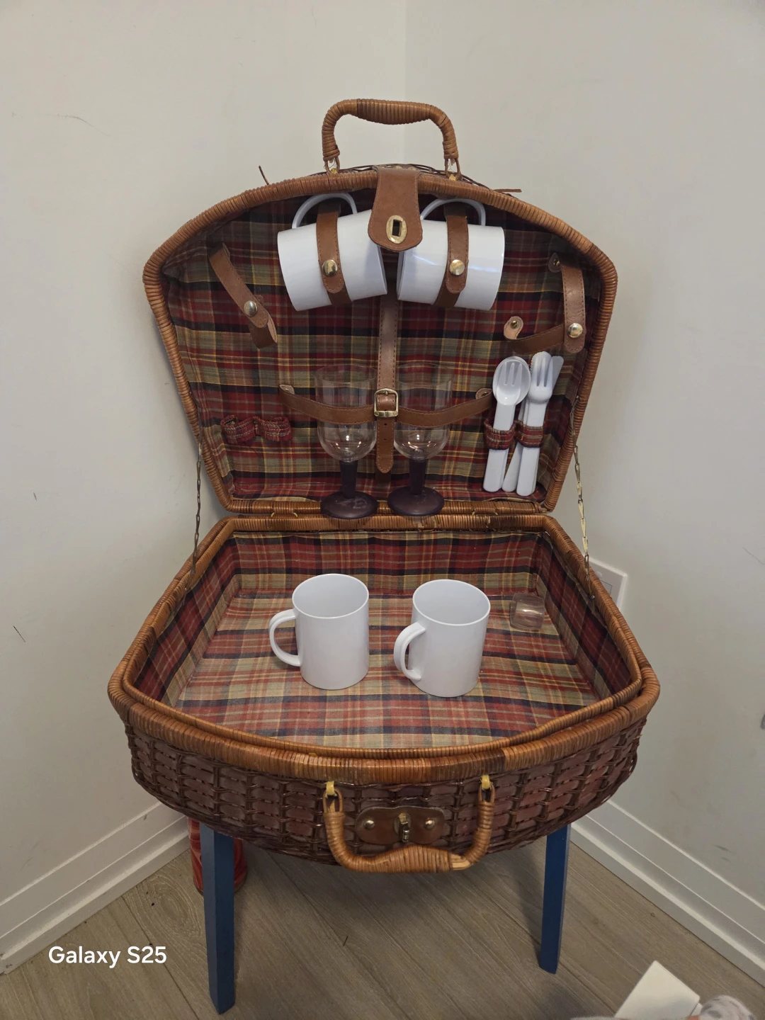 Wicker Picnic Basket with Mugs and Cutlery - photo 4