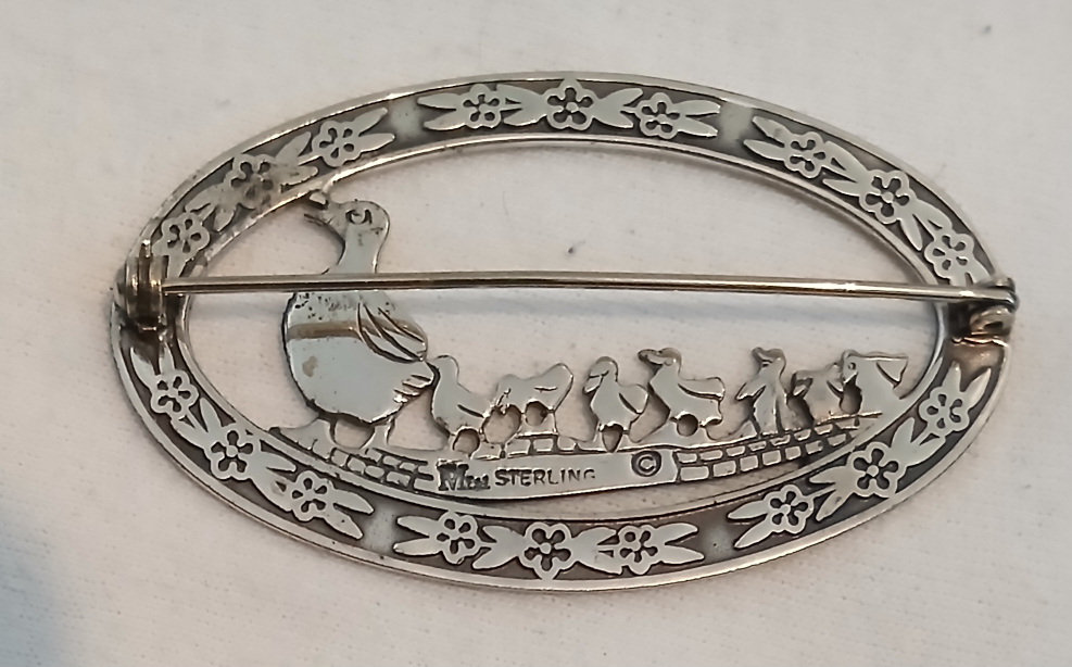Sterling Silver Mother Duck and Ducklings Brooch - photo 2