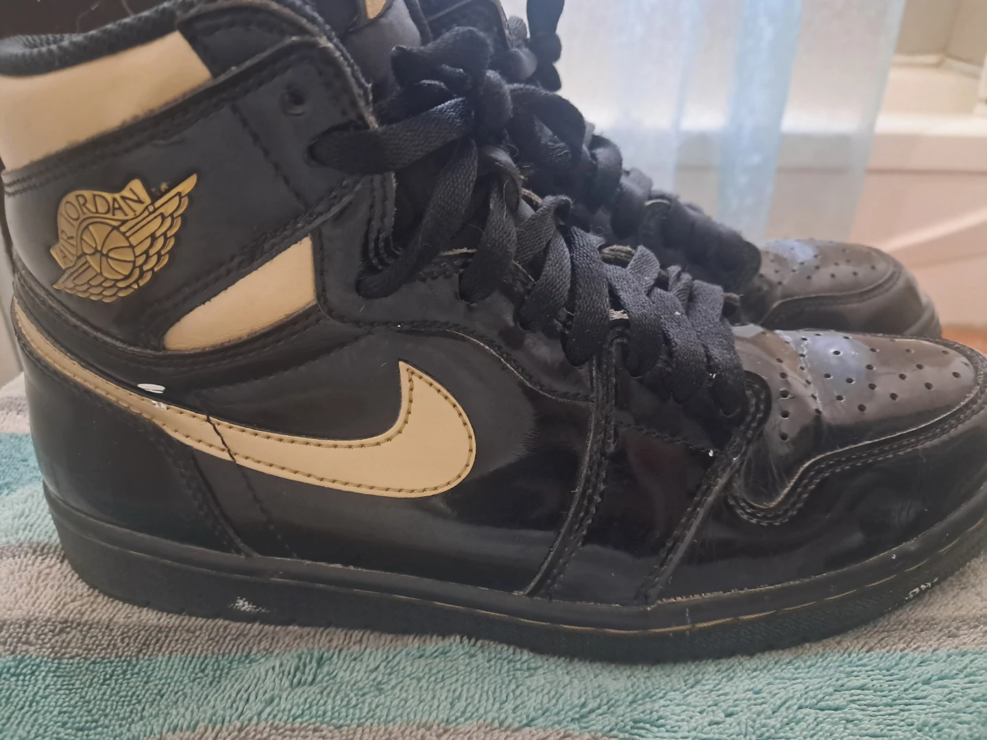 Nike Air Jordan 1 High OG (Black/Gold)