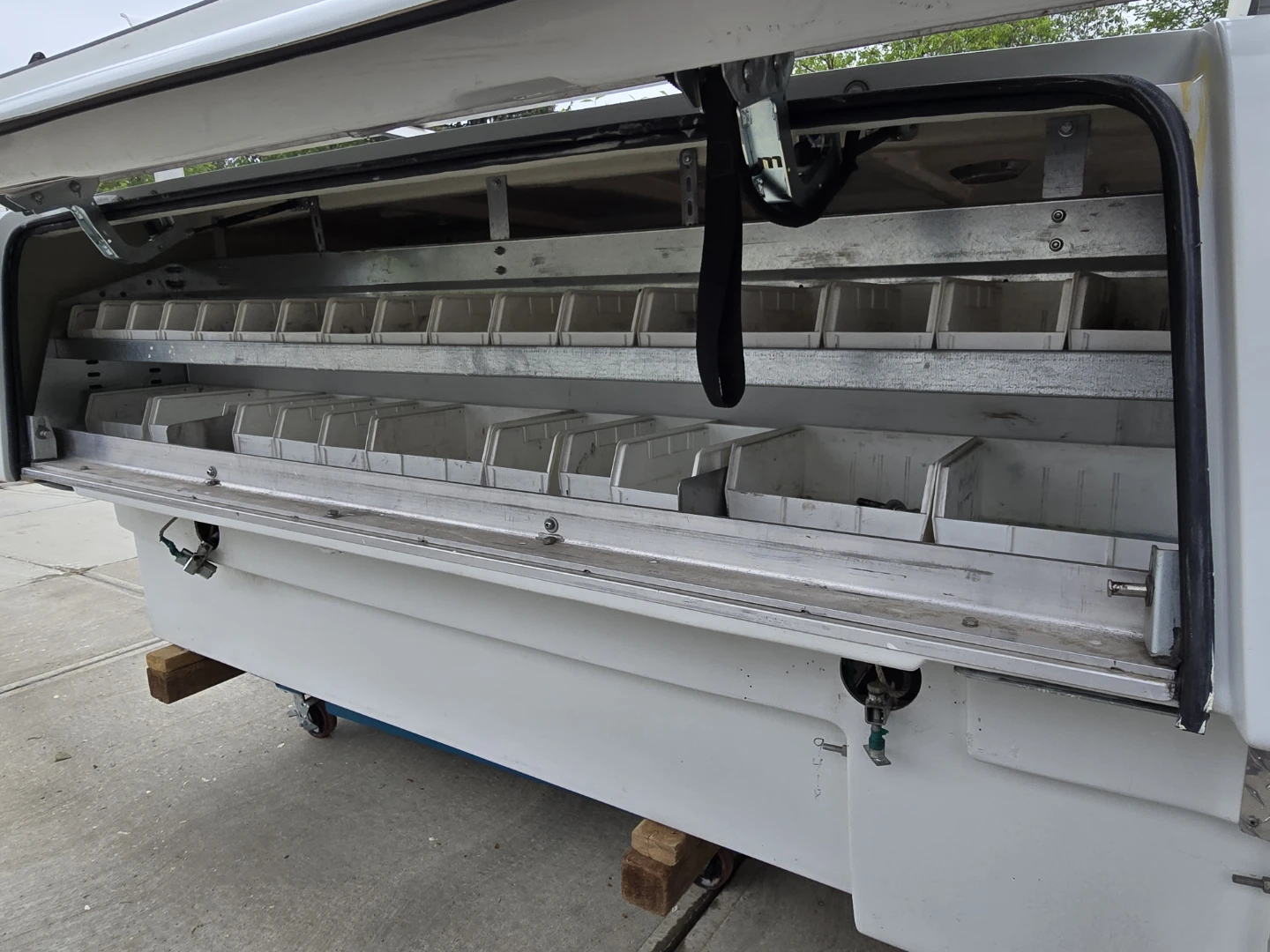 Maranda 8' White Truck Cap with Ladder Rack - photo 5