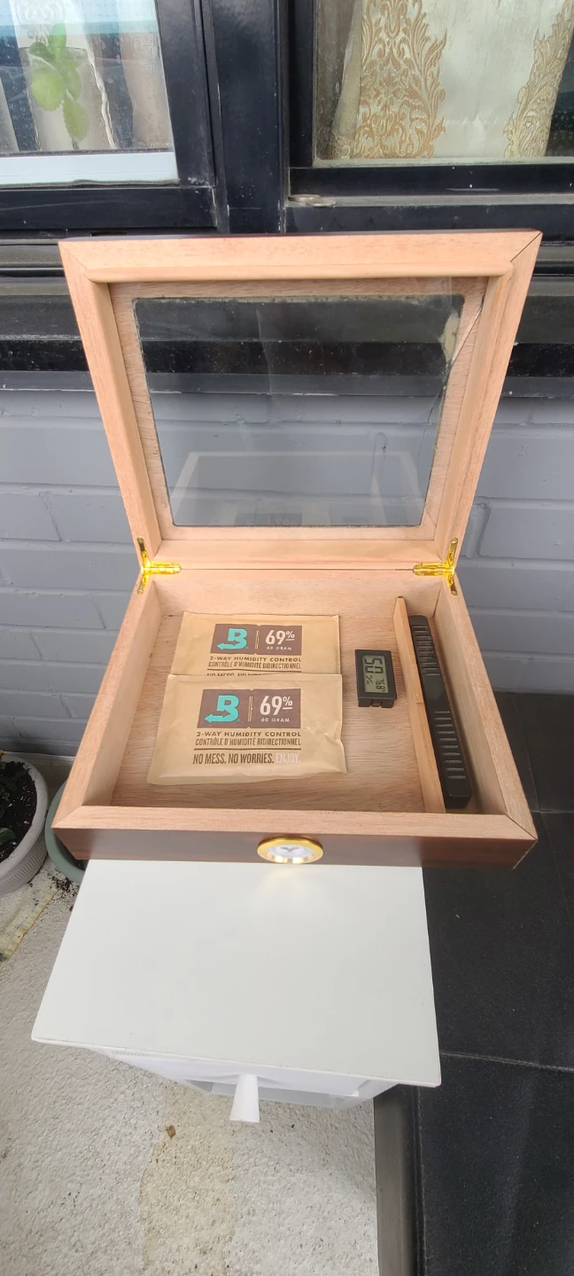 Wooden Humidor with Hygrometer and Humidity Packs - photo 3