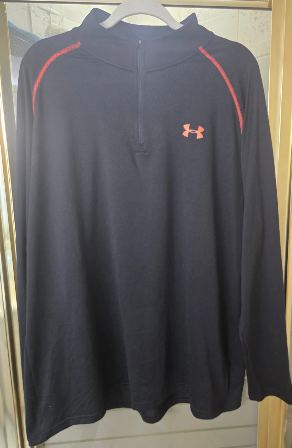 Men's Under Armour X-Large Tech HeatGear 1/4 zip pullover.