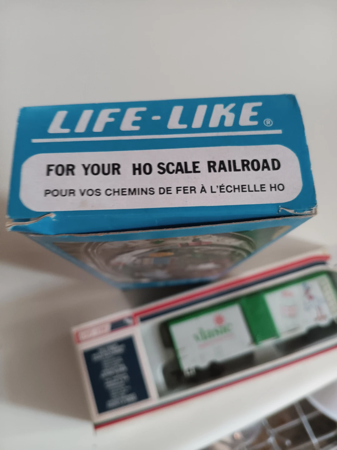 Life-Like HO Scale Railroad Cars - photo 2