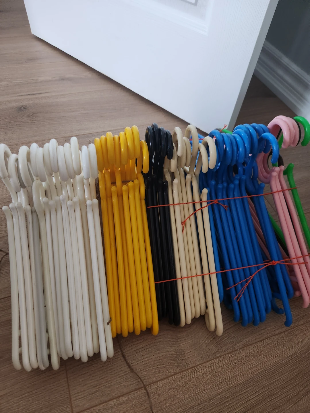Over 50 strong polyester hangers, - photo 2