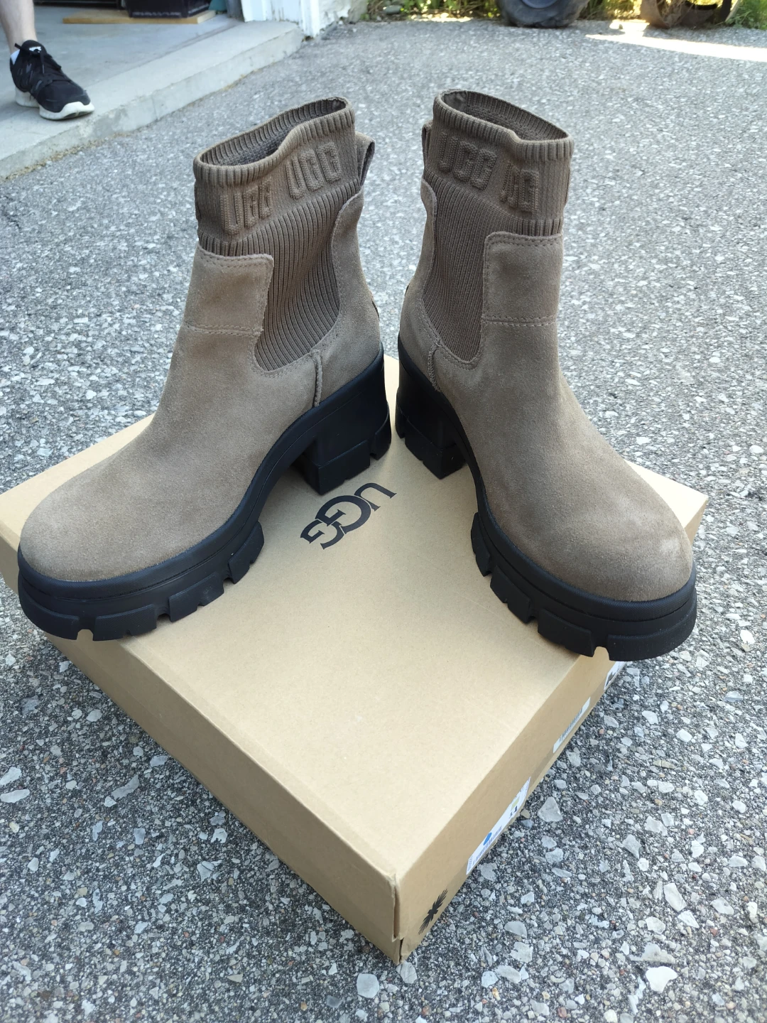 Brand NEW UGG W Brooklyn Chelsea Boots Size 11 - photo 4