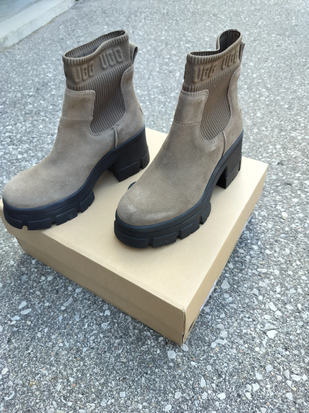 Brand NEW UGG W Brooklyn Chelsea Boots Size 11 - photo 5