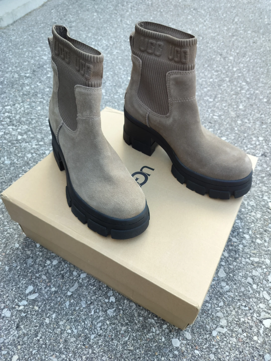 Brand NEW UGG W Brooklyn Chelsea Boots Size 11