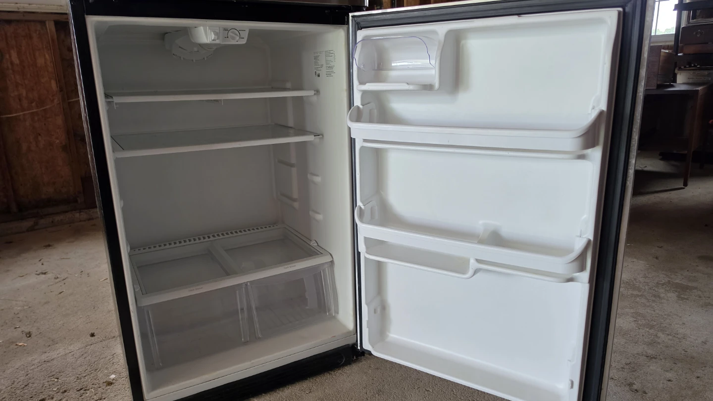 Frigidaire Refrigerator - photo 4