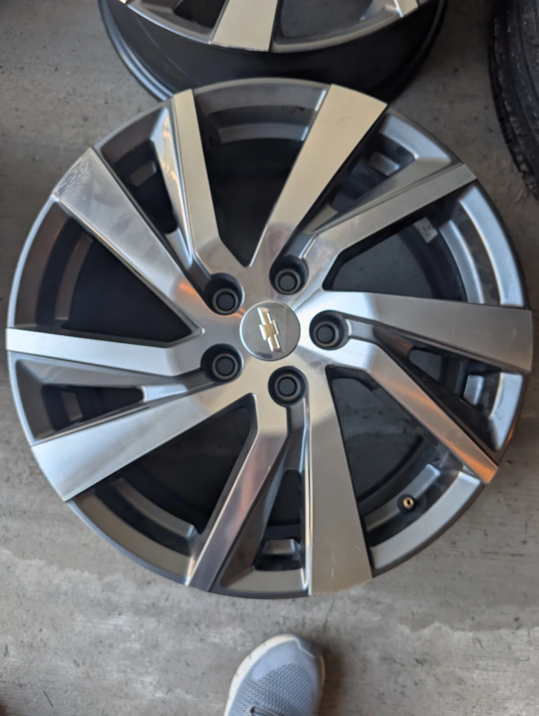 BARELY USED: Rims with TPMS that came off 225/60 R18 tires - photo 4