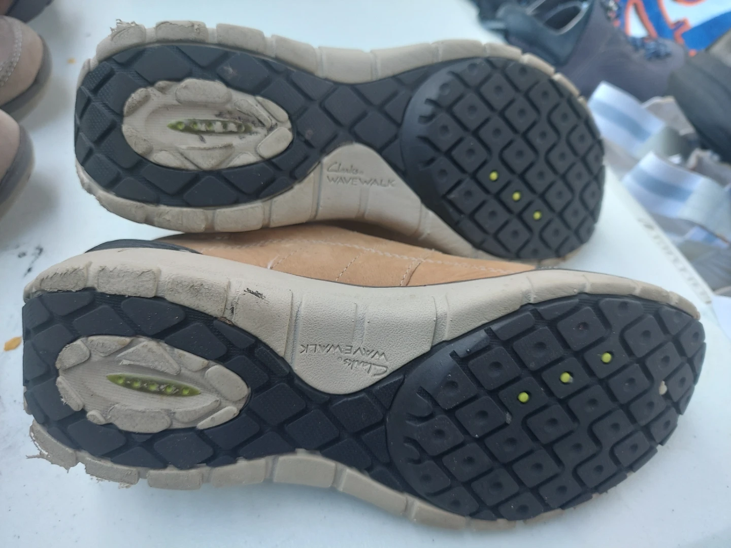 Clarks Wave Walk Waterproof Leather Shoes Size 8.5M - photo 2