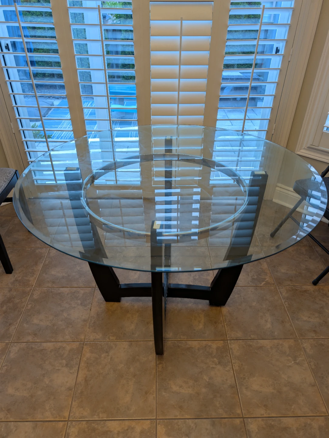 Free dining table