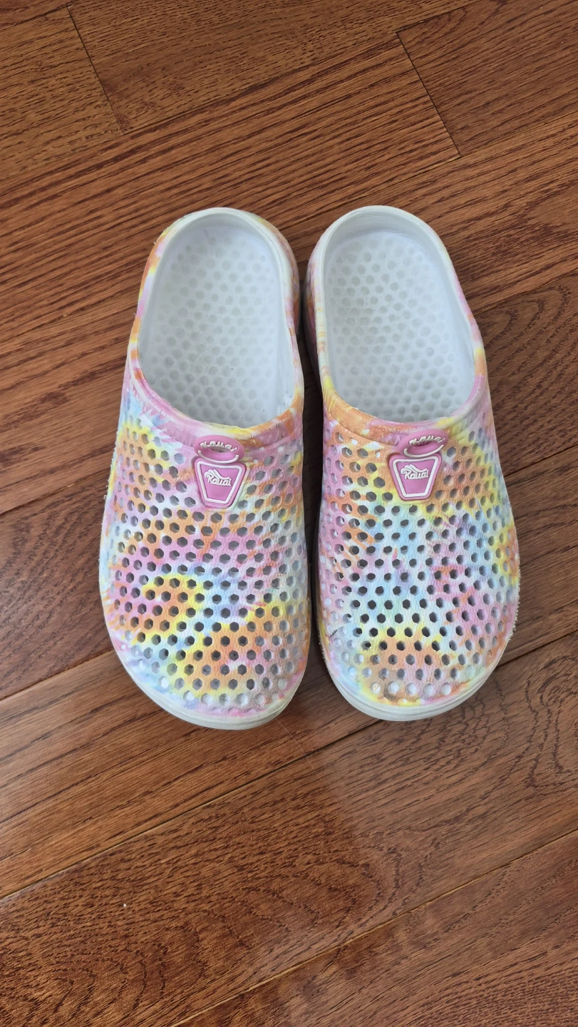Slip on summer shoes that fit youth size 4.