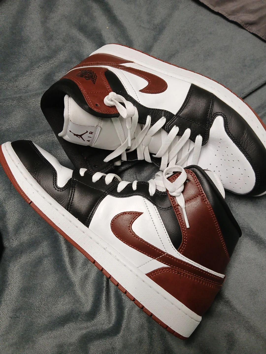 Air Jordan 1 Mid SE