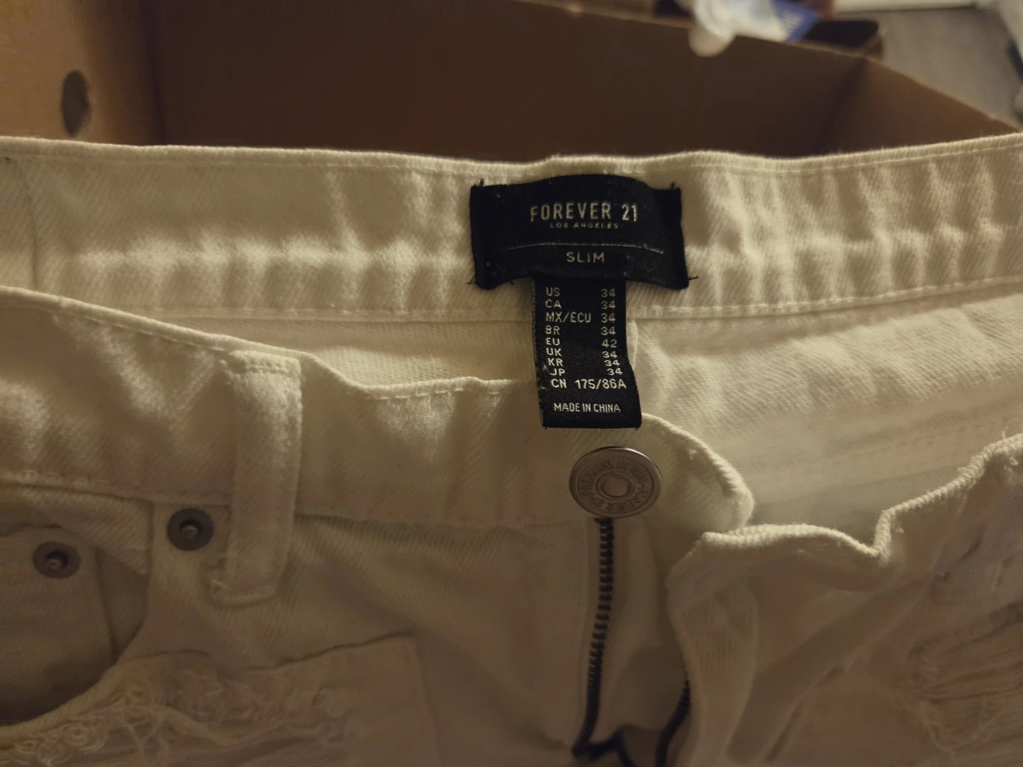Forever 21 men's White Ripped Denim Shorts Size 34