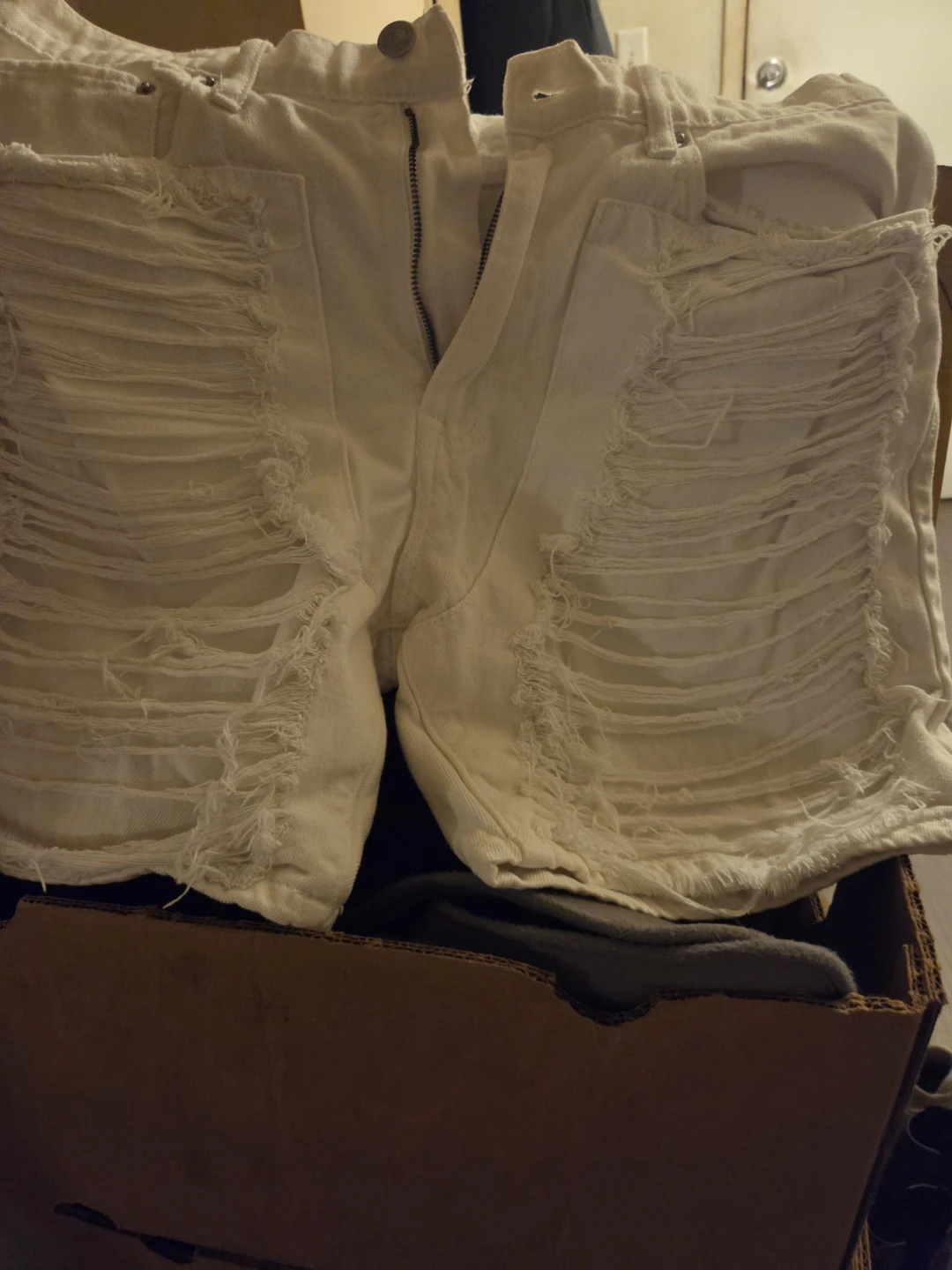 Forever 21 men's White Ripped Denim Shorts Size 34 - photo 3