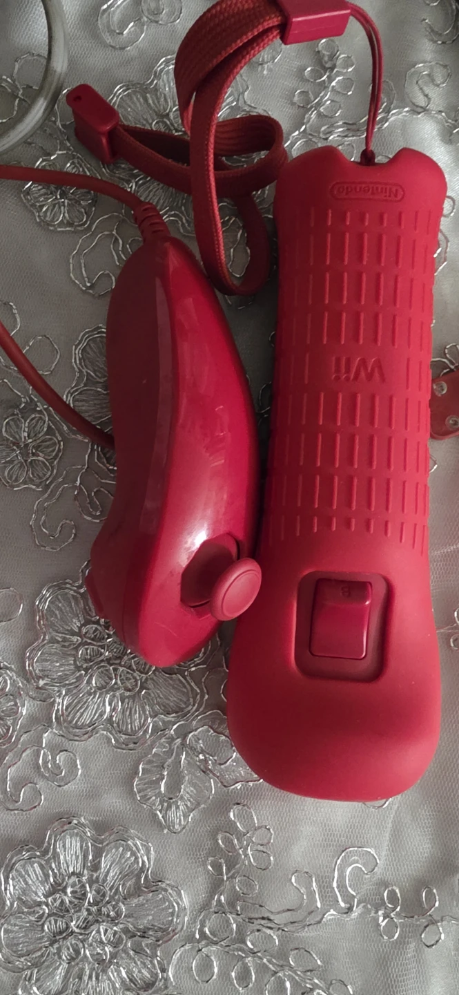 Red Nintendo Wii Console with Controllers y una tv de 40 pulgada - photo 5