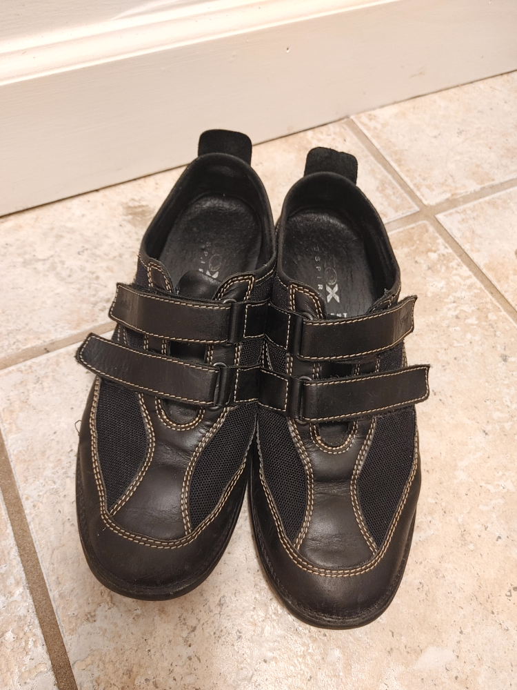 Women's Leather & Mesh Hook and Loop Sneakers size 6