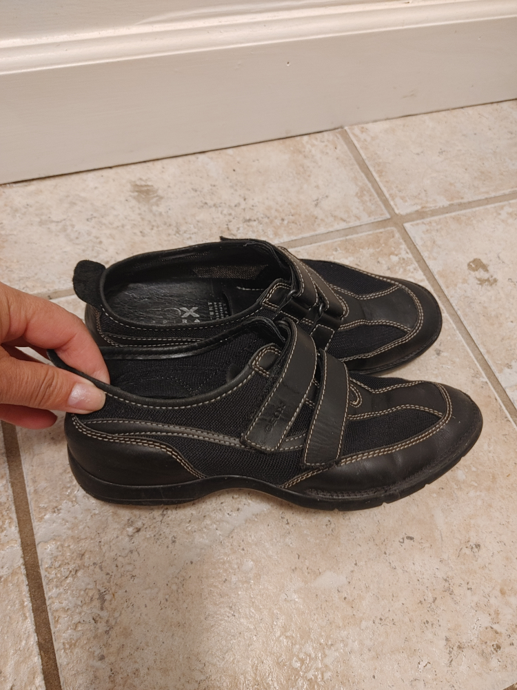 Women's Leather & Mesh Hook and Loop Sneakers size 6 - photo 2