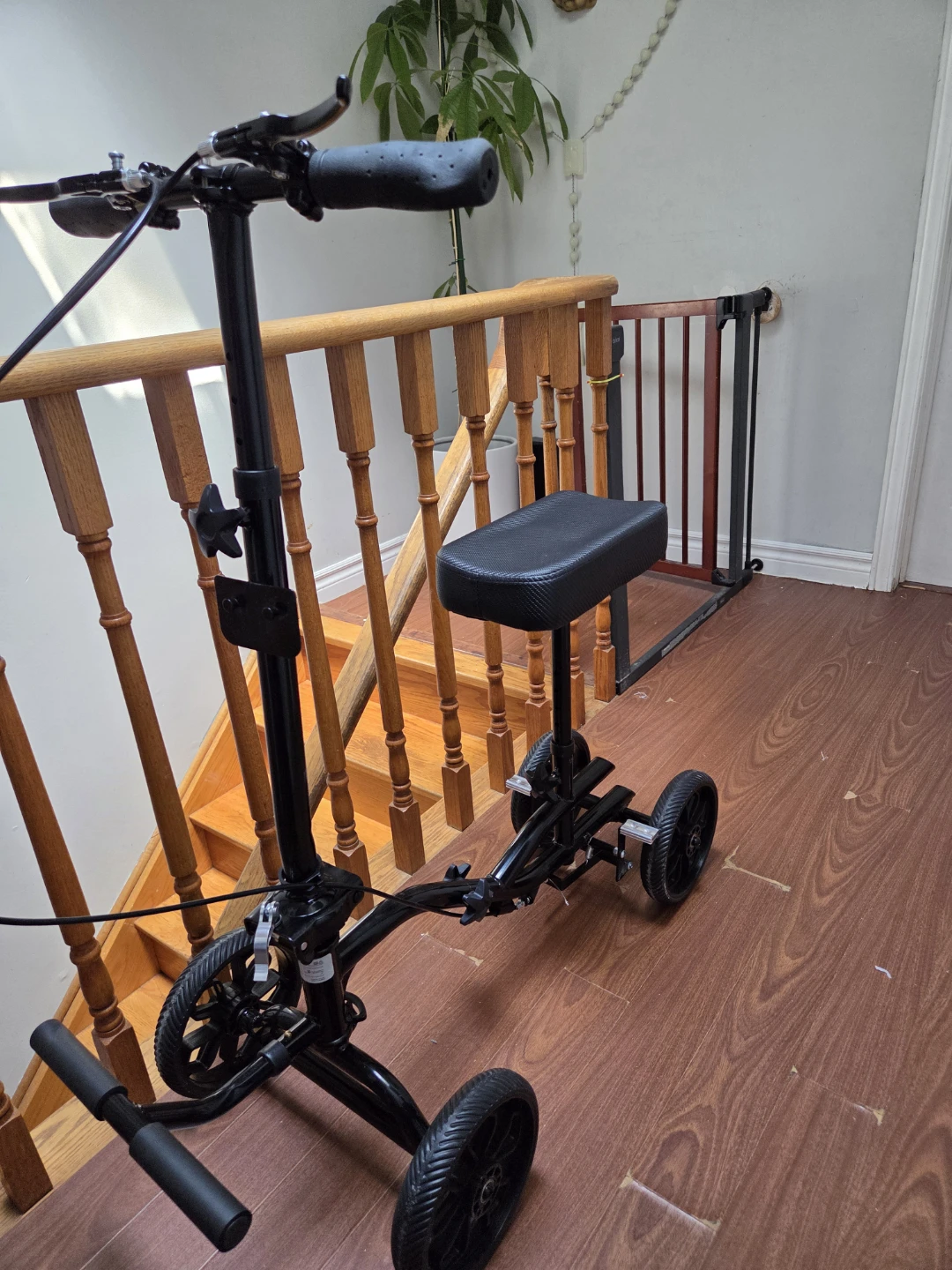 Fvzzin knee scooter like new - photo 2