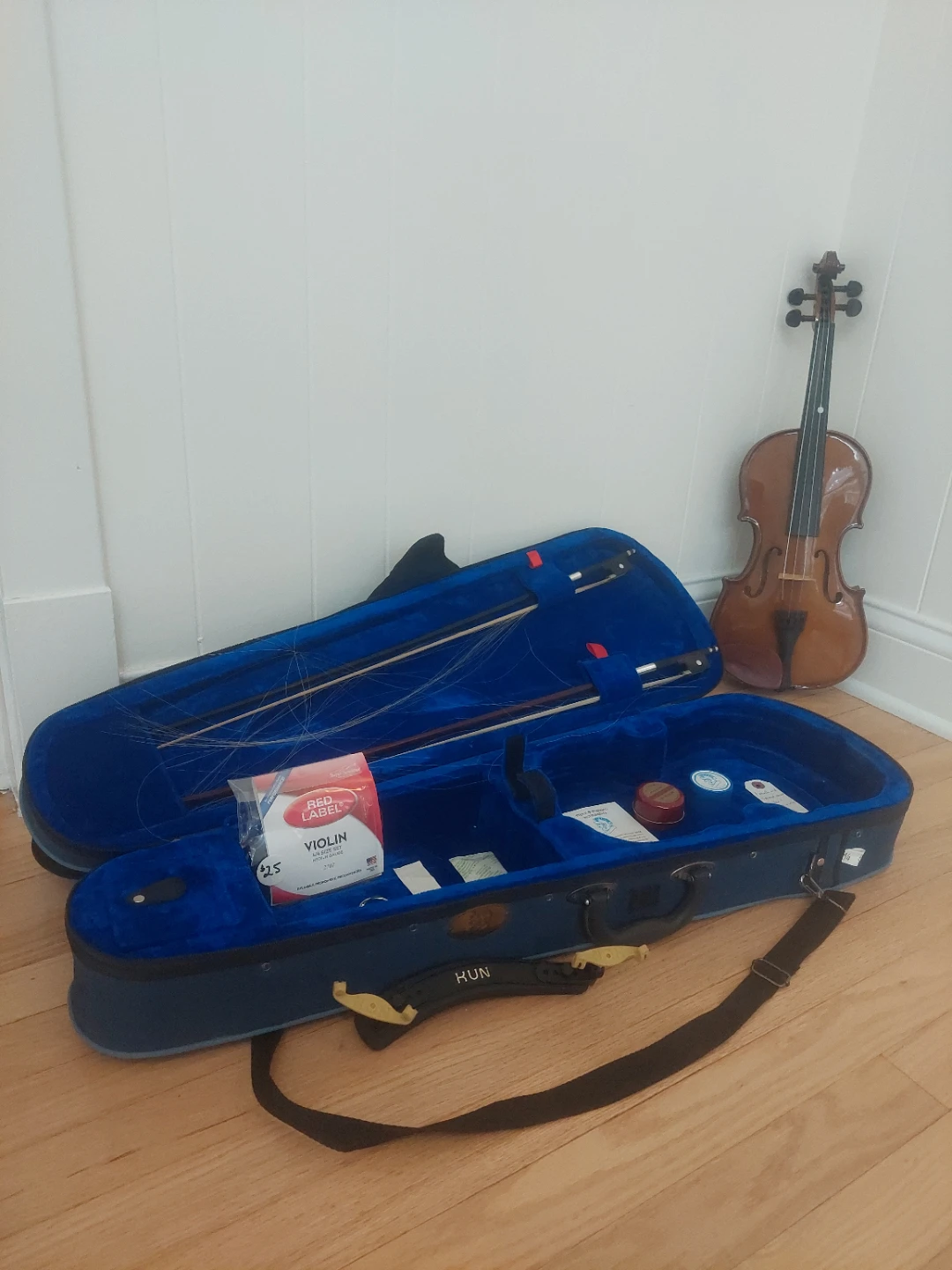 Slentor Violin with Carrying Case and accessories - photo 3
