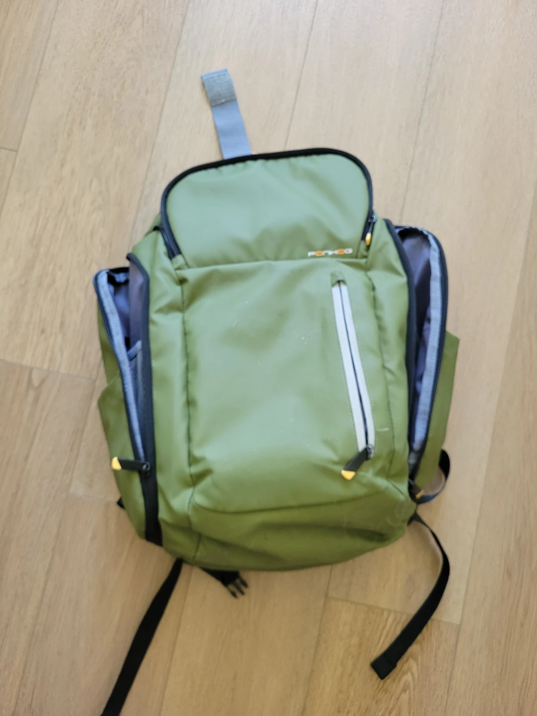 Large backpack **zipper broken**