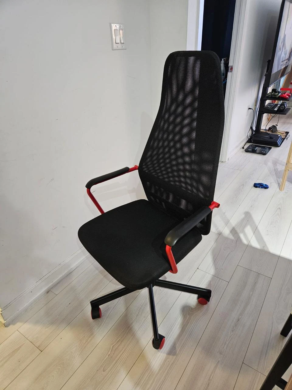 Arturs Writing Desk and ikea huvudspelare gaming chair