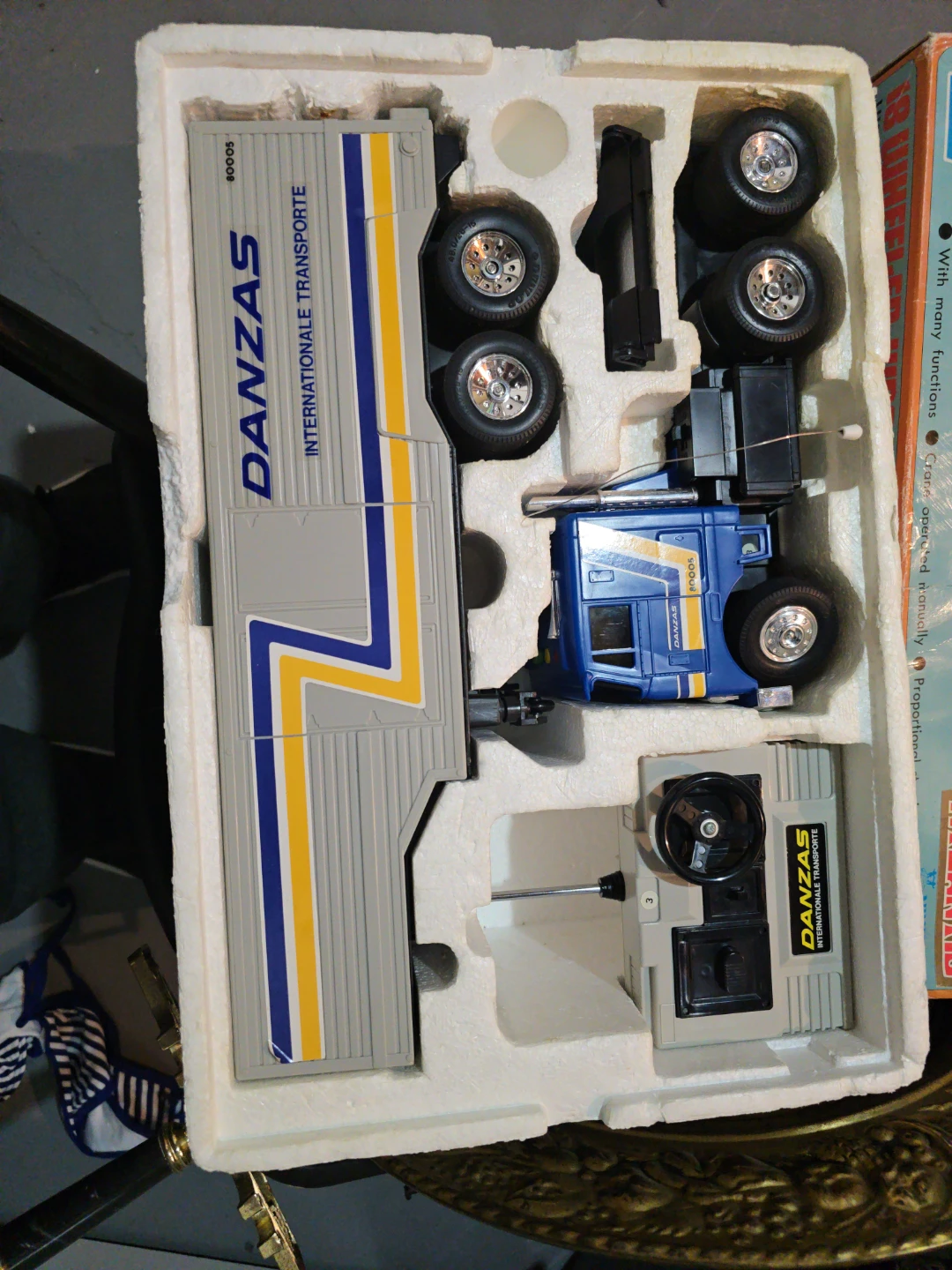 Nikko 18 Wheeler King of the Road Radio Controlled Truck - photo 2