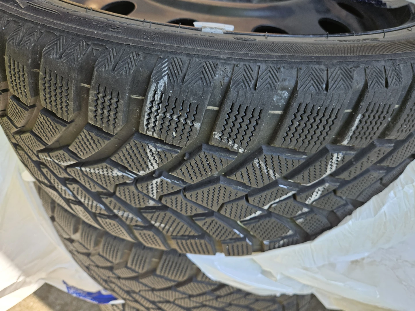 LIKE NEW!!! 225/40/18 Winter tires and rims. 5 x 114.3. - photo 4
