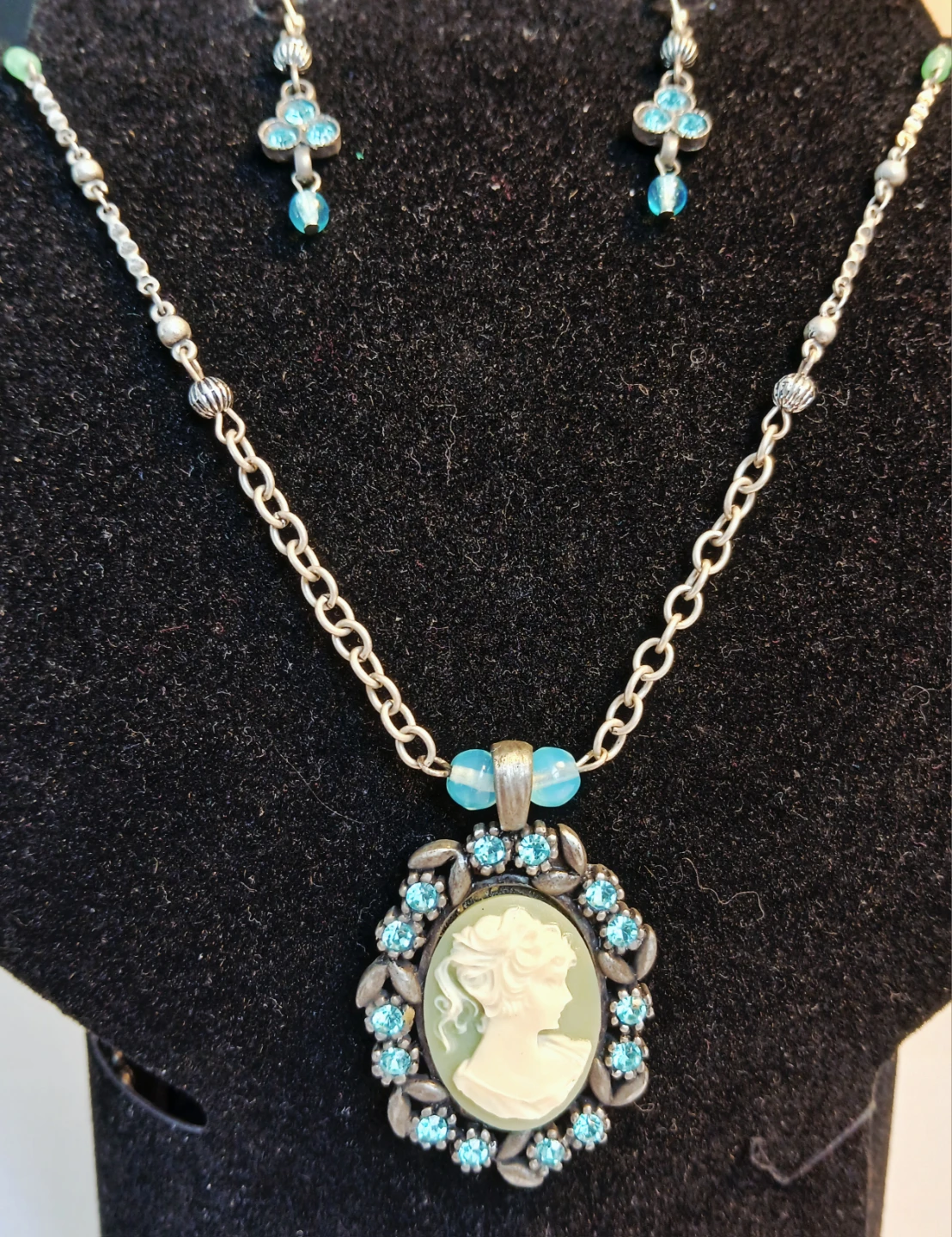 Cameo Necklace and Earring Set - photo 5