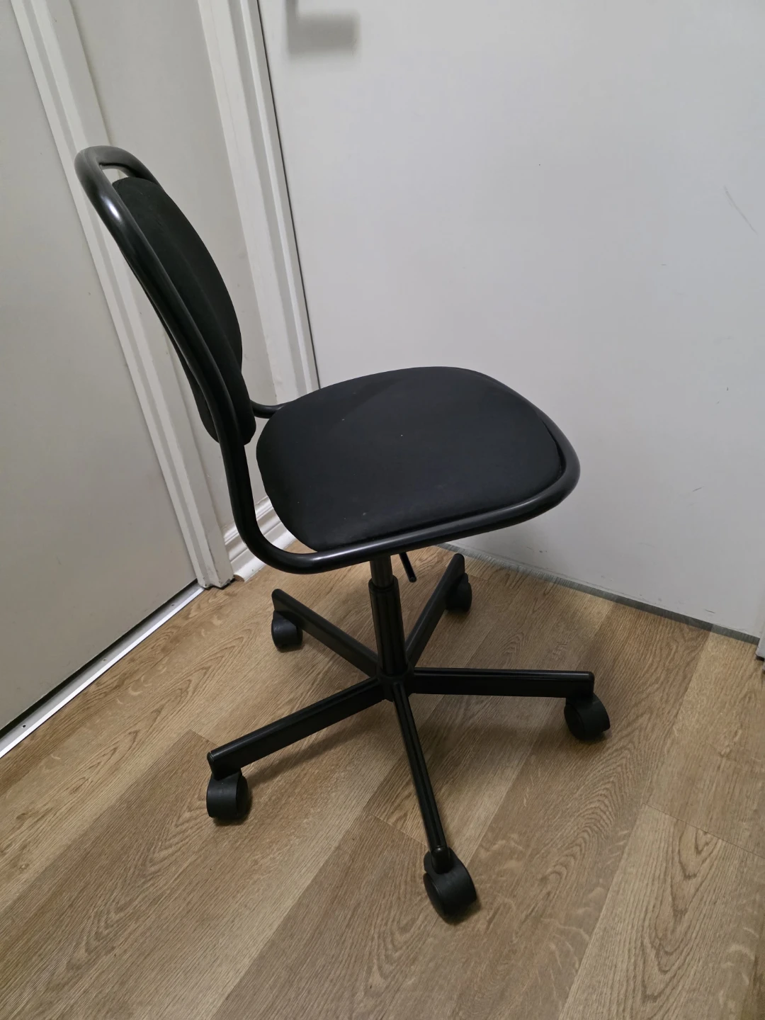Black Office Chair with Wheels - photo 2