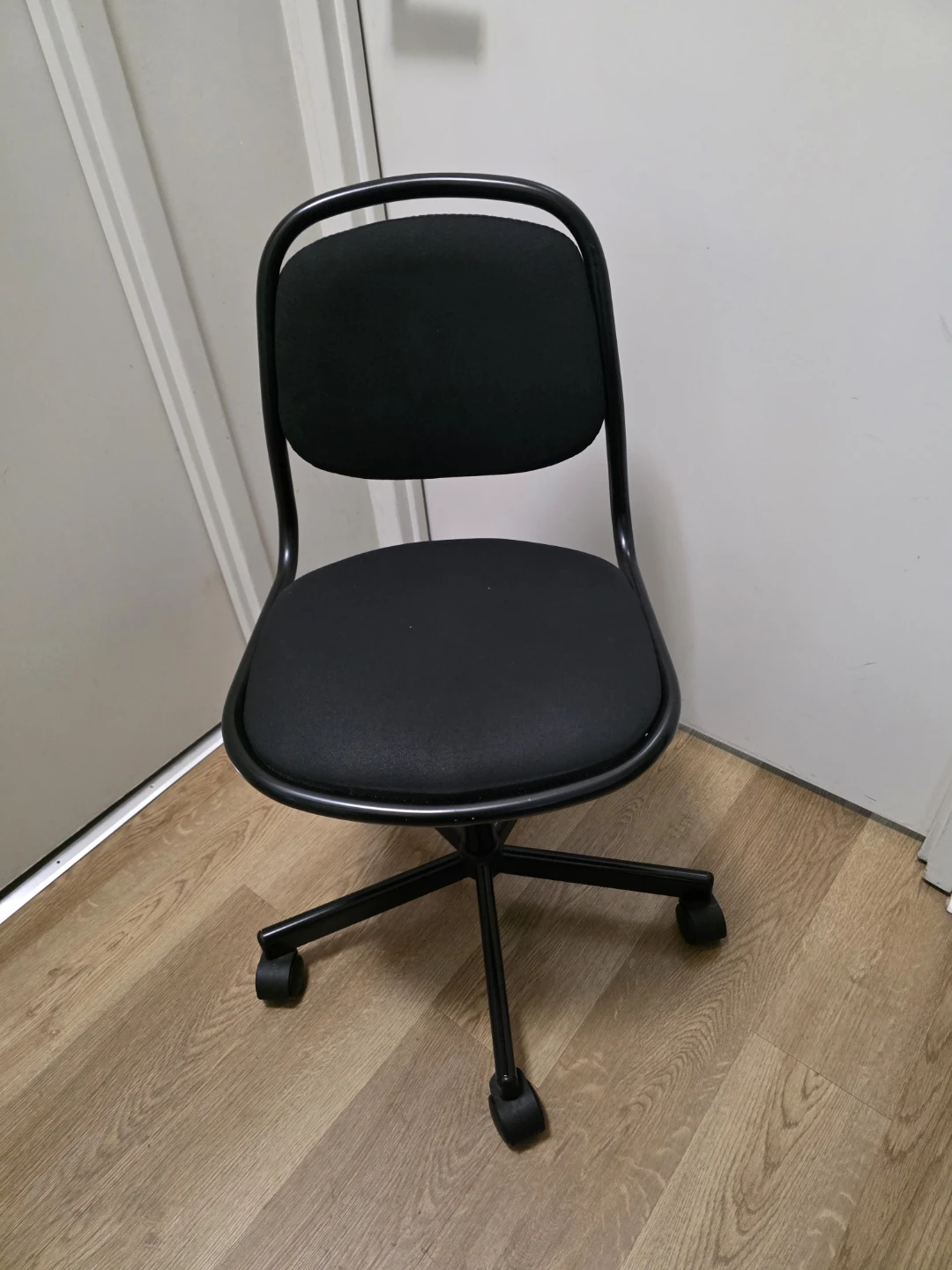Black Office Chair with Wheels - photo 3
