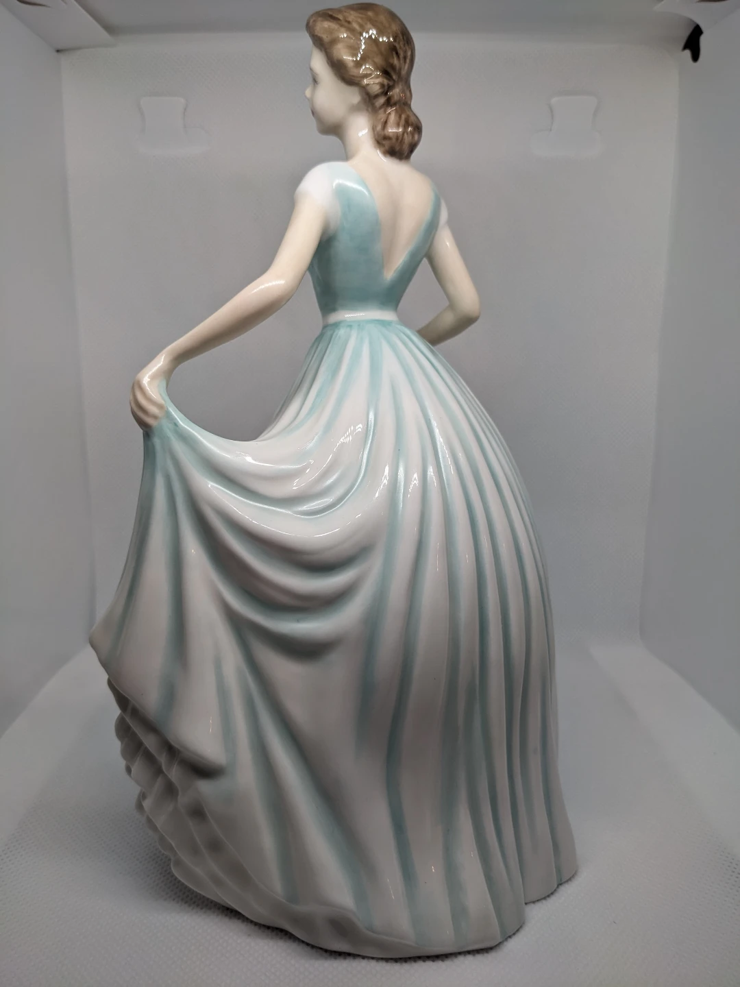Royal Doulton "Spring Morning" Vintage Figure - photo 3