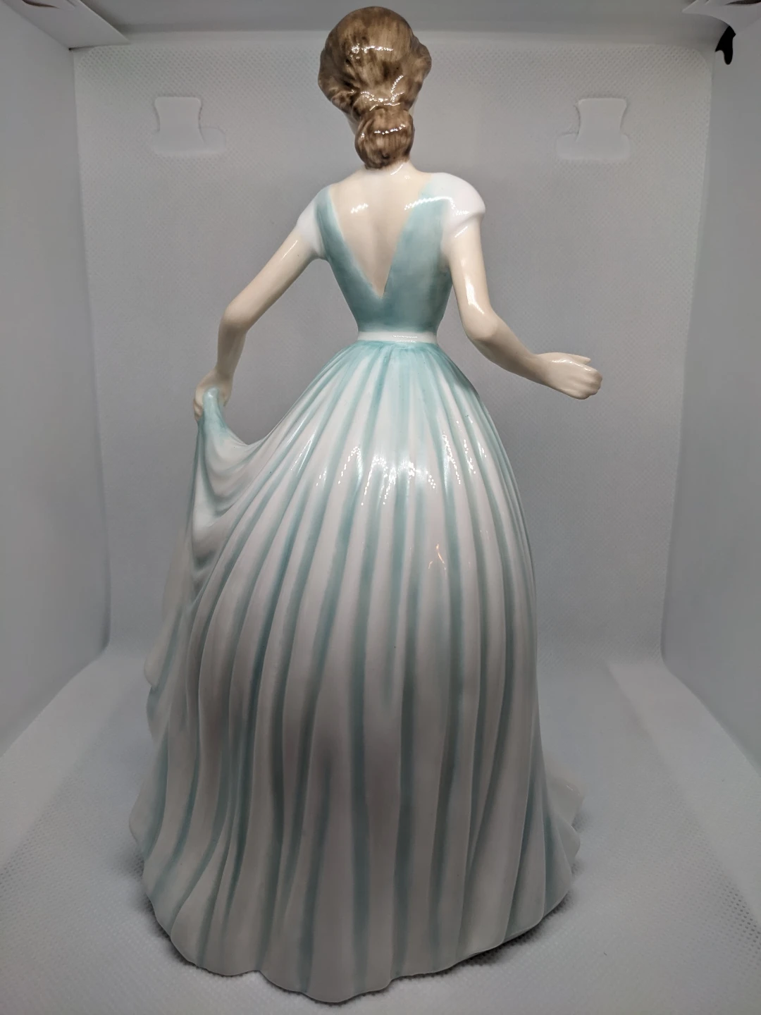 Royal Doulton "Spring Morning" Vintage Figure - photo 4