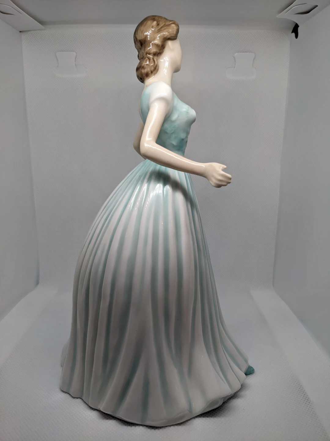 Royal Doulton "Spring Morning" Vintage Figure - photo 5