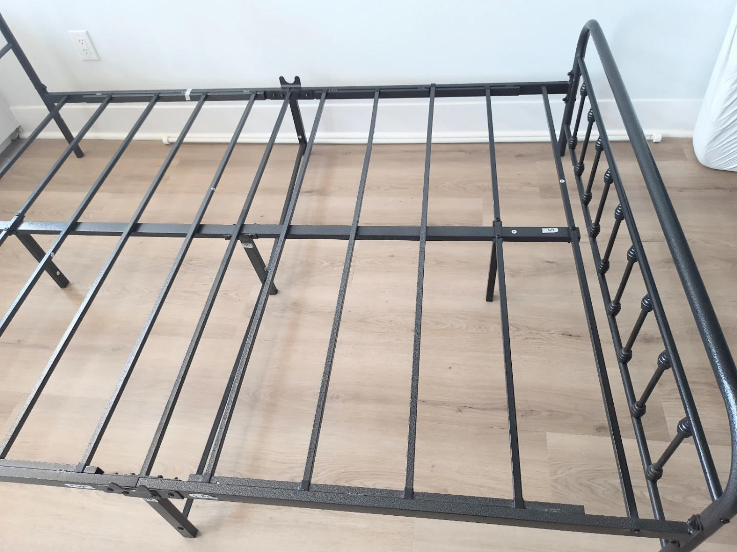 Black Metal Bed Frame - Queen Size - photo 4