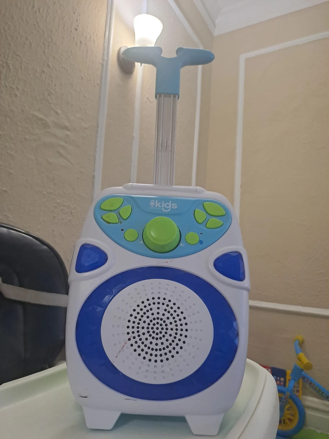eKids Portable Music Player with Handle