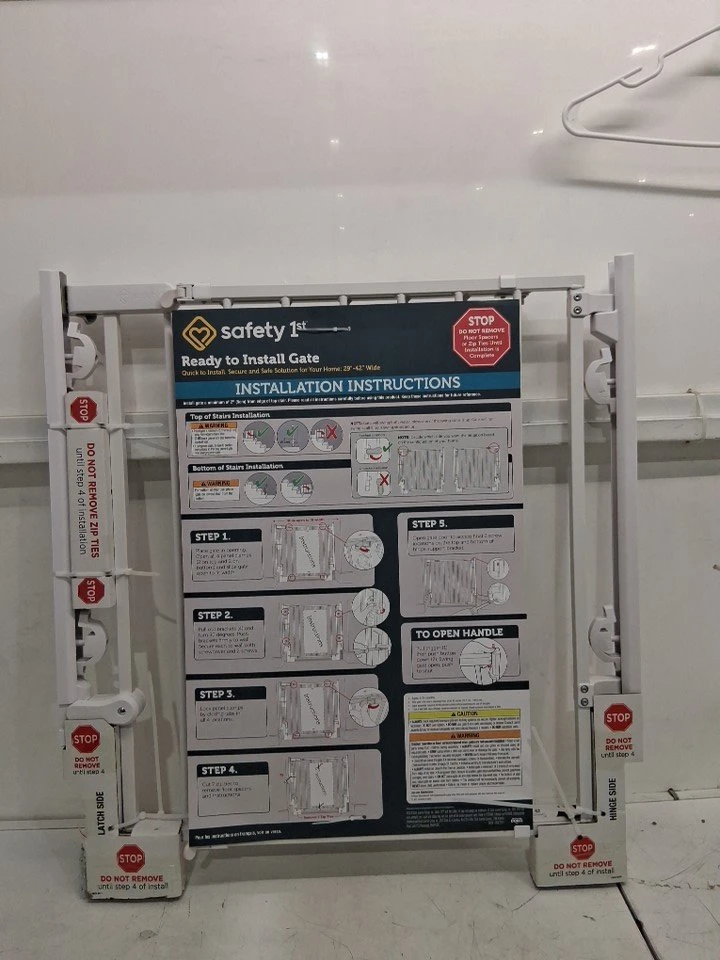 Safety 1st Ready Baby & Pet Gate - New (Never Installed) - photo 2