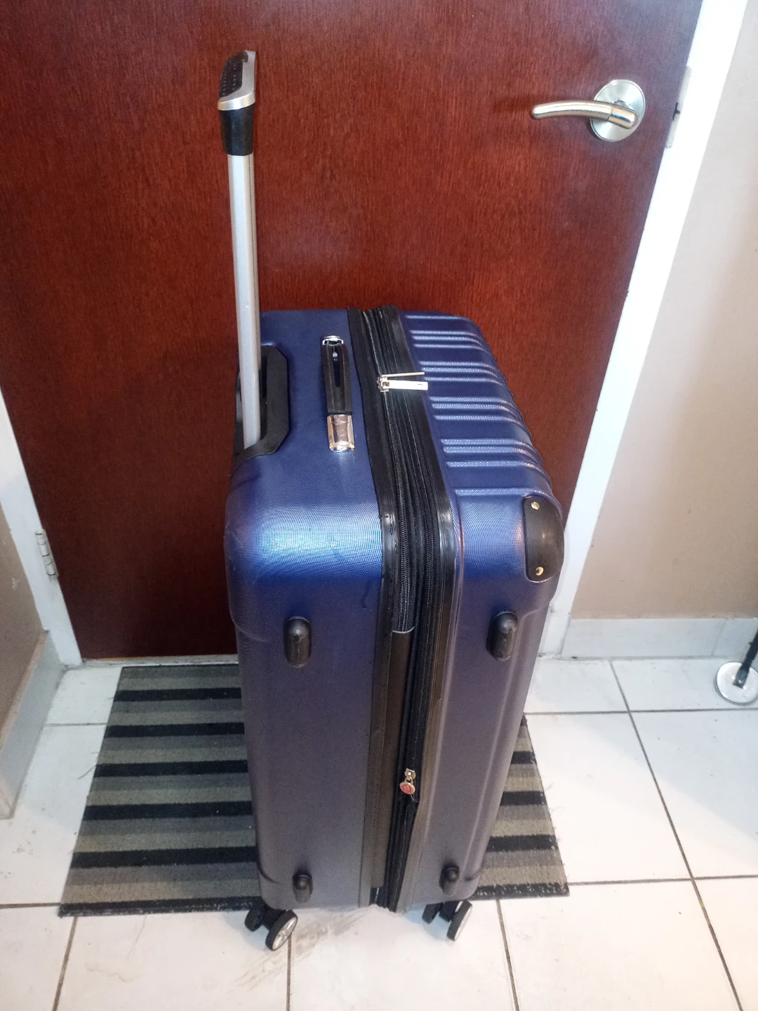 Jet Stream Luggage With Swivel Wheels - photo 4