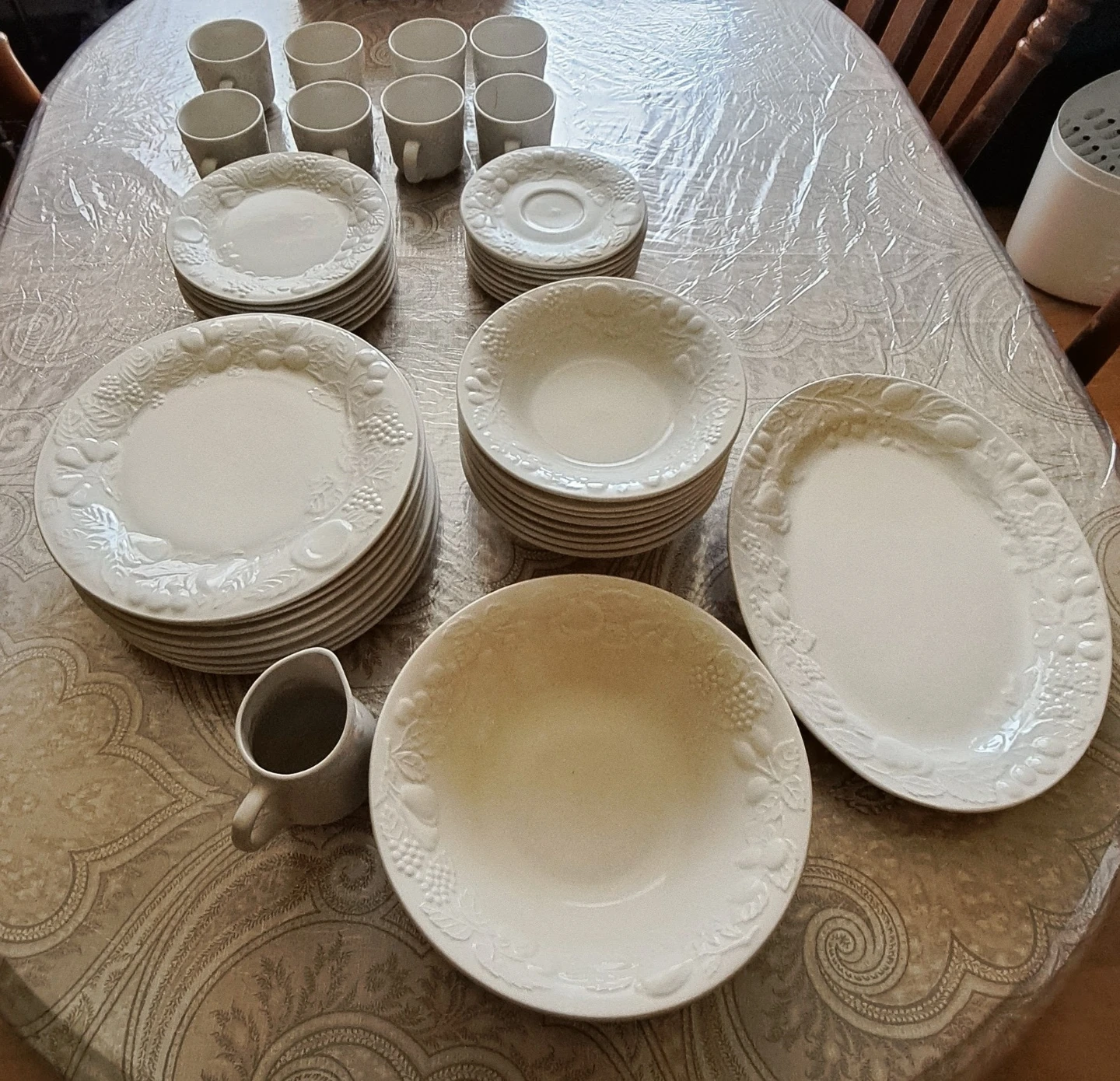 Gibson White Embossed Fruit & Vine Dinnerware Set (8 Settings)