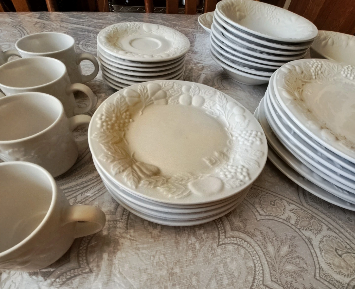 Gibson White Embossed Fruit & Vine Dinnerware Set (8 Settings) - photo 2
