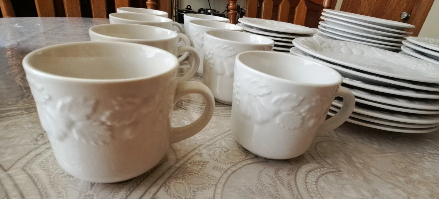 Gibson White Embossed Fruit & Vine Dinnerware Set (8 Settings) - photo 3