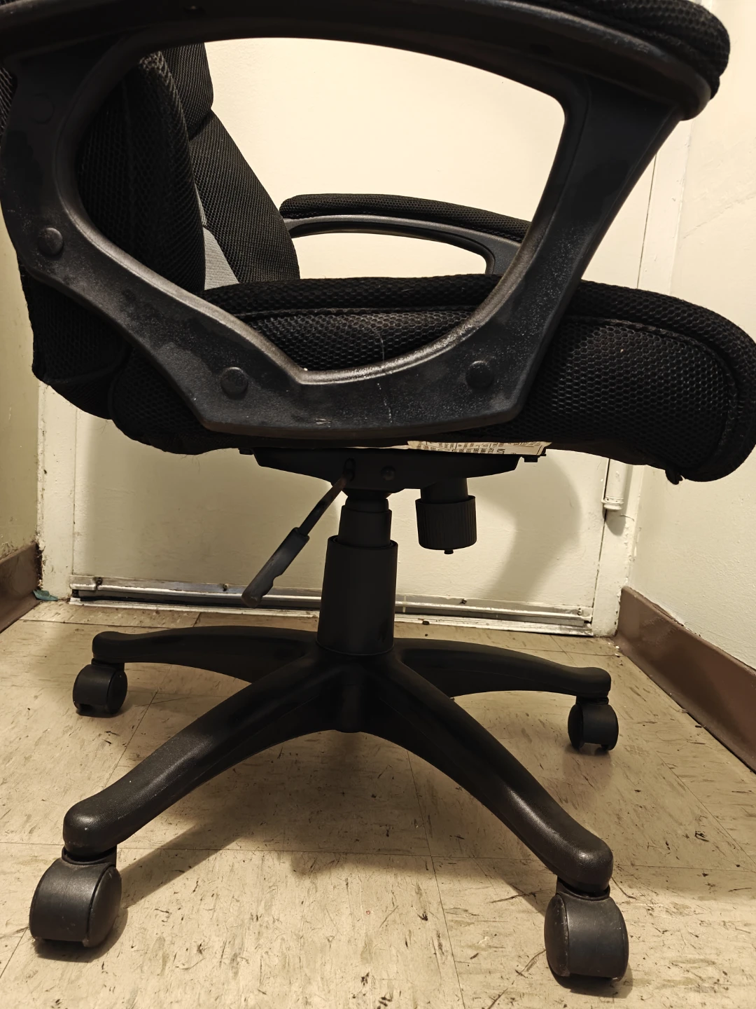 Black Office Chair with Mesh Back - photo 3
