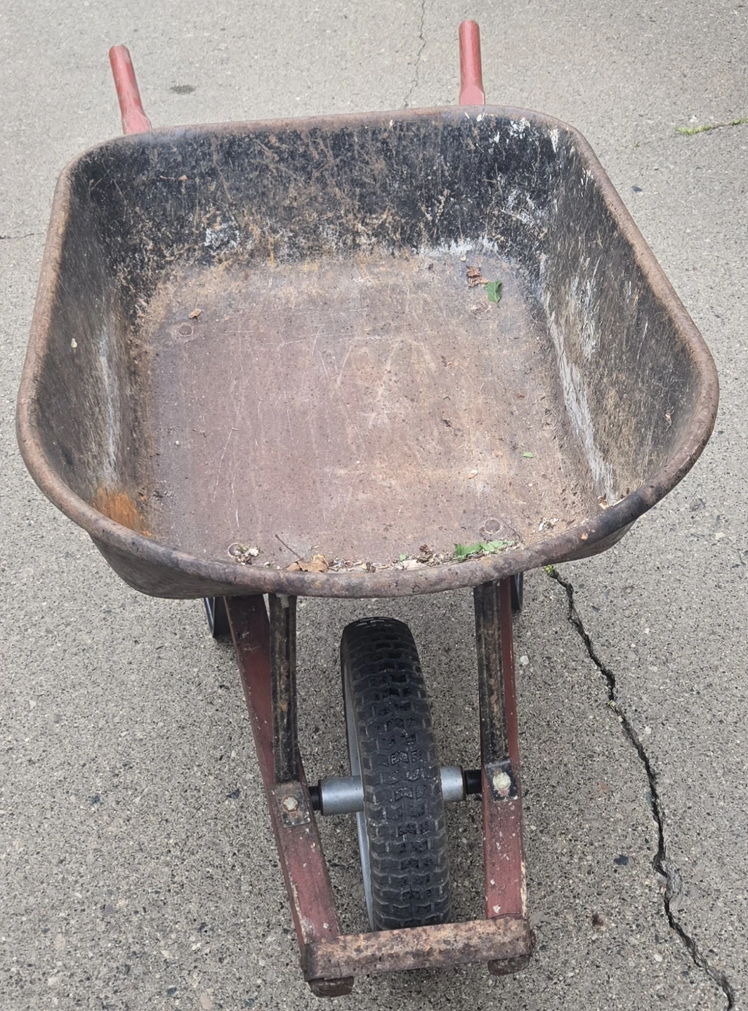 Wheelbarrow with solid, flat-free polyurethane tire. Job Mate - photo 3